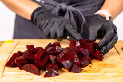 Rote Bete grob in Würfel schneiden
