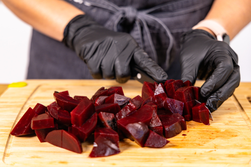 Rote Bete grob in Würfel schneiden