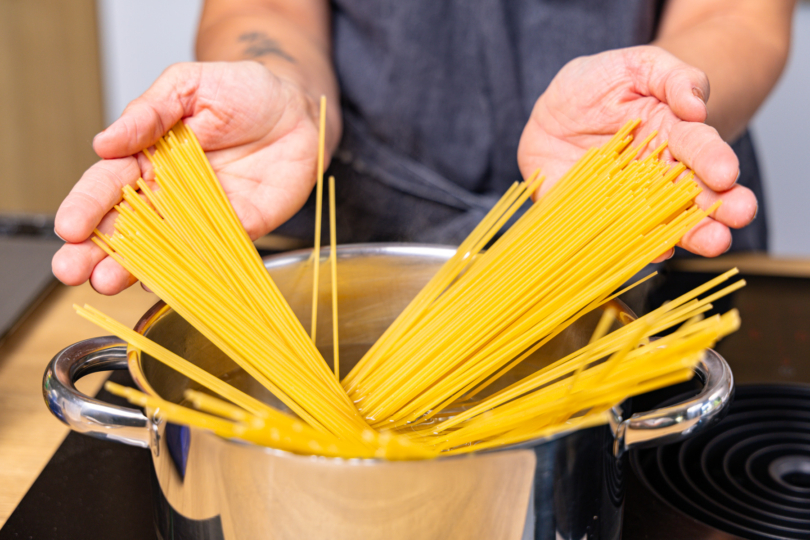 Spaghetti in Salzwasser al dente kochen
