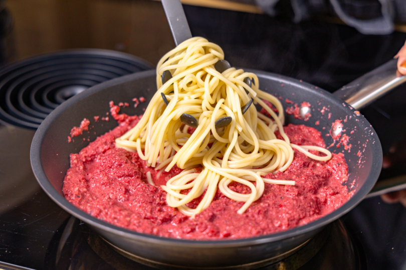 Spaghetti und Rote-Bete-Sauce heben