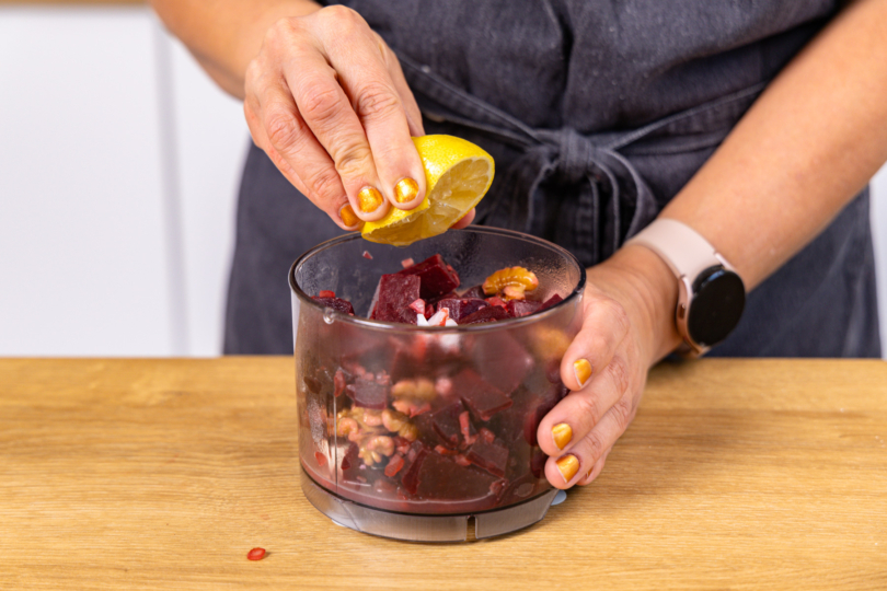 Zutaten für Sauce mit Zitronensaft würzen