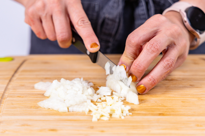 Zwiebel und Knoblauch in kleine Würfel schneiden