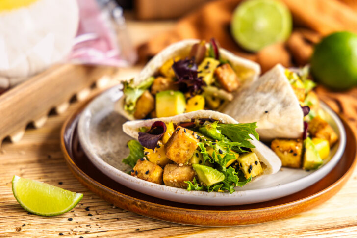 Pita von Schär gefüllt mit Mango-Avocado-Salat & knusprigem Sesam-Tofu