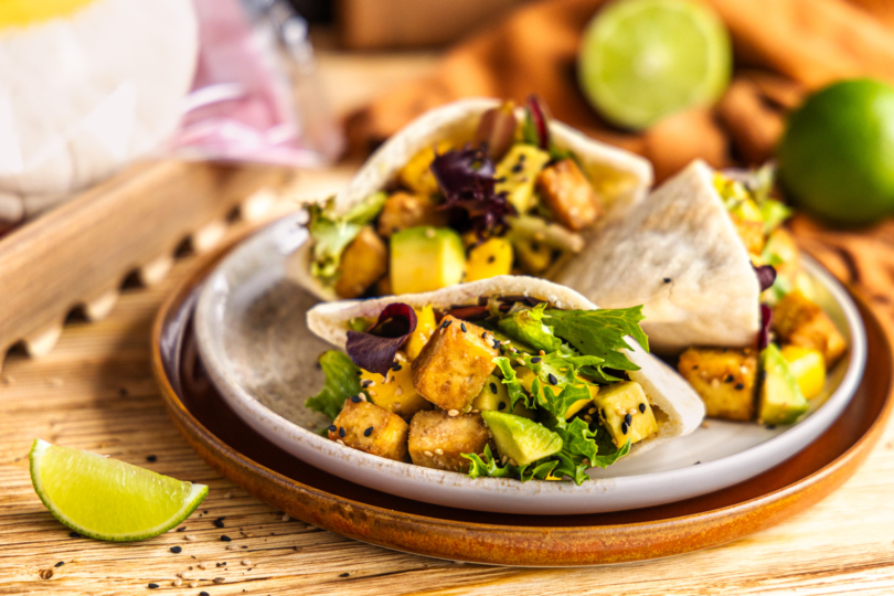 Pita von Schär gefüllt mit Mango-Avocado-Salat & knusprigem Sesam-Tofu