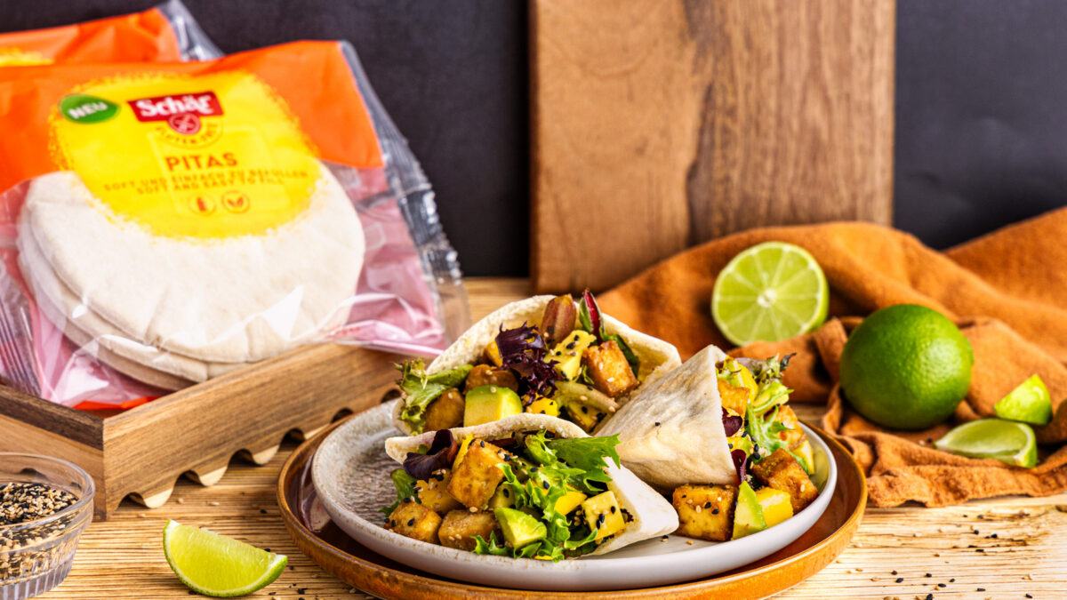 Gefüllte Pita mit Mango-Avocado-Salat & knusprigem Sesam-Tofu