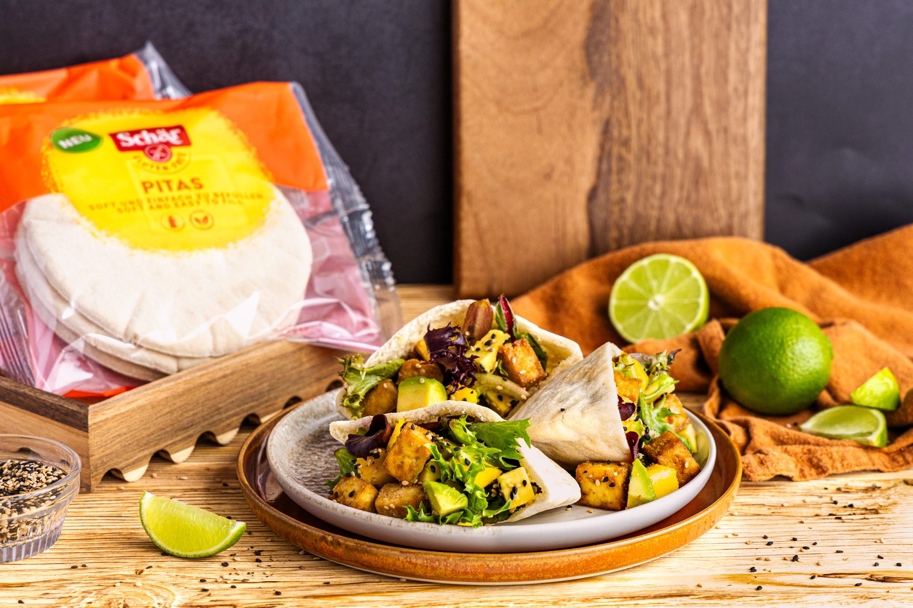 Gefüllte Pita mit Mango-Avocado-Salat & knusprigem Sesam-Tofu