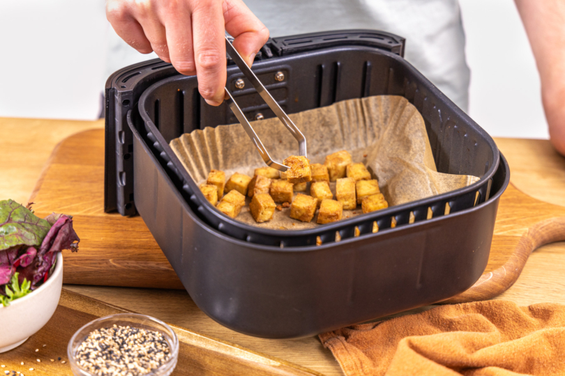 knusprig gebackenen Sesam-Tofu aus Heißluftfritteuse nehmen