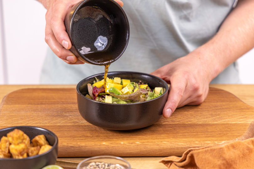 Mango-Avocado-Salat mit Dressing anmachen
