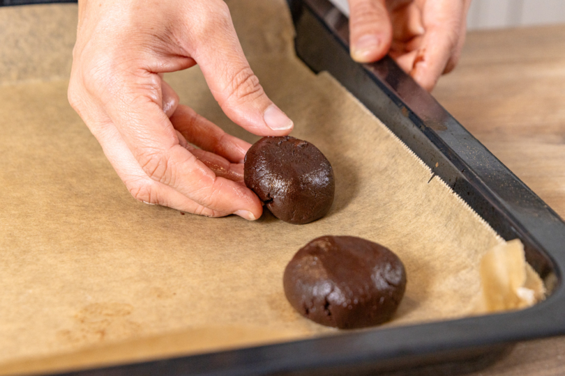 Schokokugeln auf Backblech legen