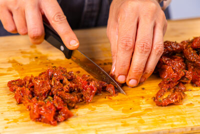 Getrocknete Tomaten klein schneiden 
