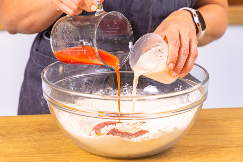 Tomatensaft und Hefegemisch dazugeben