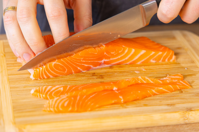 Lachs in Streifen schneiden
