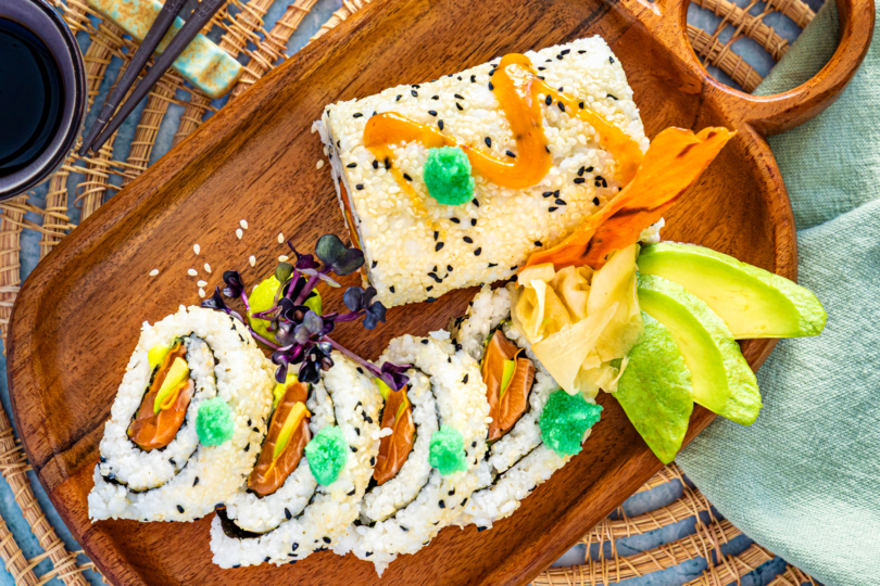 Ura-Maki Sushi mit Sesam und Fischrogen