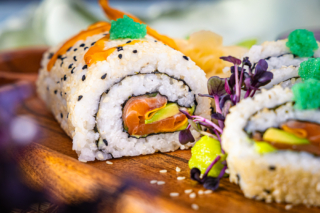 Ura-Maki Sushi frisch zubereitet