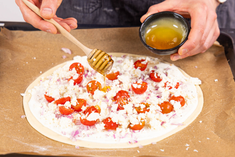 Honig über den BElag träufeln und Flammkuchen backen