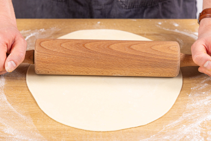 Flammkuchenteig dünn ausrollen