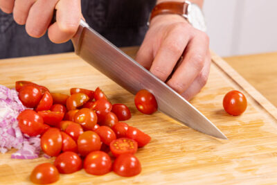 Tomaten halbieren und Zwiebeln fein würfeln
