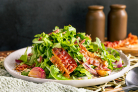 Warmer Rucola-Salat mir Bacon