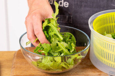 Rucola waschen und trocken schleudern