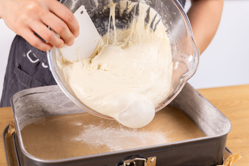 Hefeteig in Backform geben