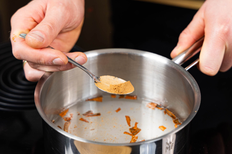 Zucker in Wasser auflösen und mit Zimt köcheln lassen