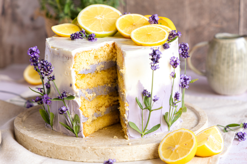 Zitronen-Lavendel-Torte angeschnitten