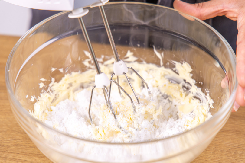 Butter und Puderzucker verrühren