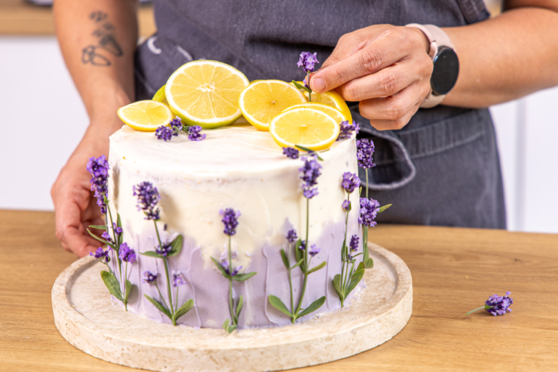Zitronen-Lavendel-Torte dekorieren