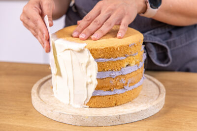 Zitronen-Lavendel-Torte einstreichen