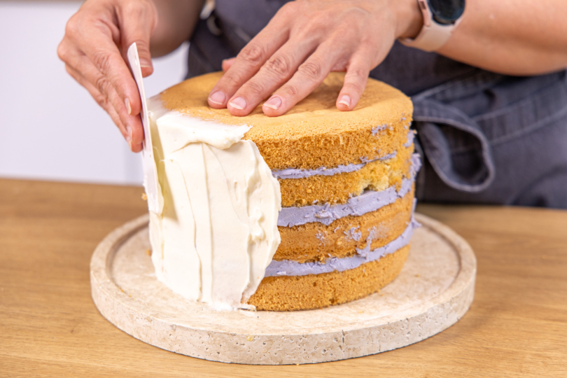 Zitronen-Lavendel-Torte einstreichen