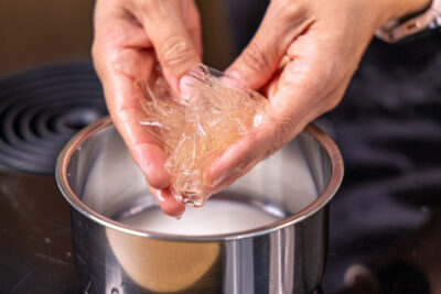 Gelatine im Topf auslassen