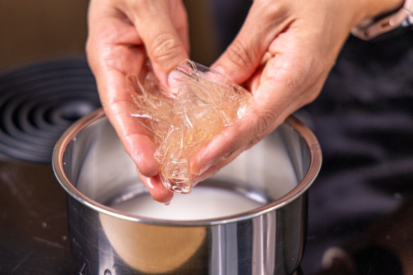 Gelatine im Topf auslassen