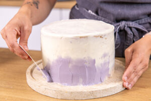 Zitronen-Lavendel-Torte mit der violettem Creme einstreichen