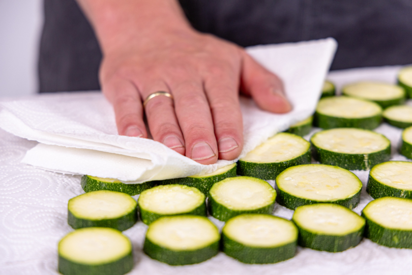 Zucchini abtupfen