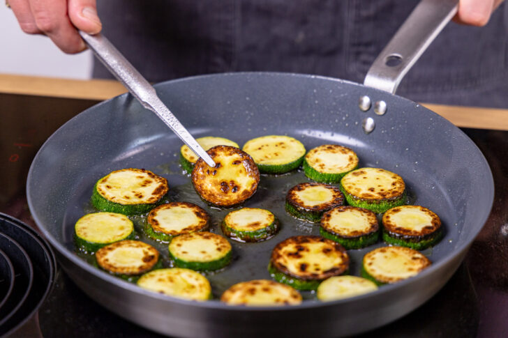 Zucchin in der Pfanne einzeln anbraten