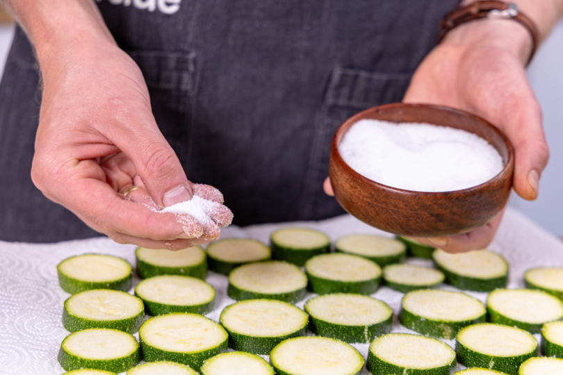Zucchini salzen
