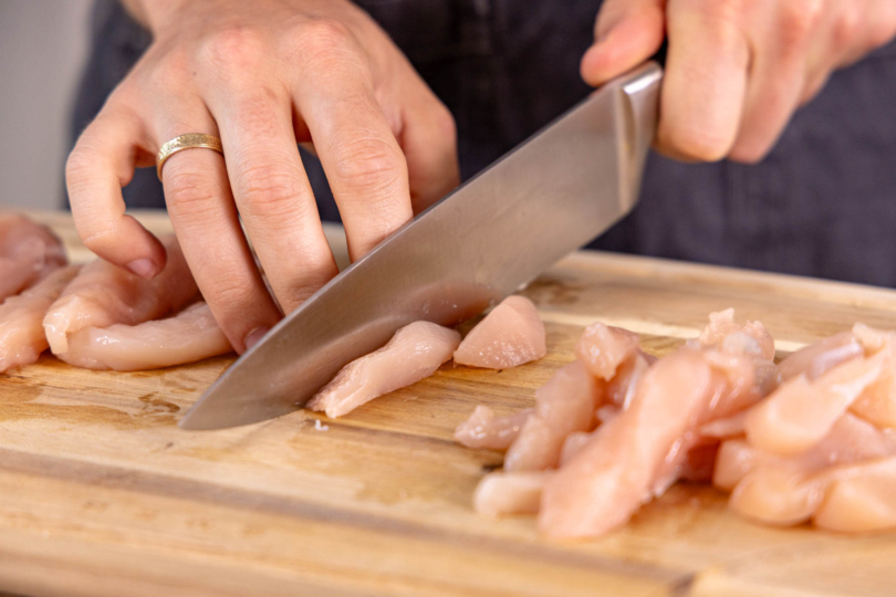 Hähnchenfleisch schneiden