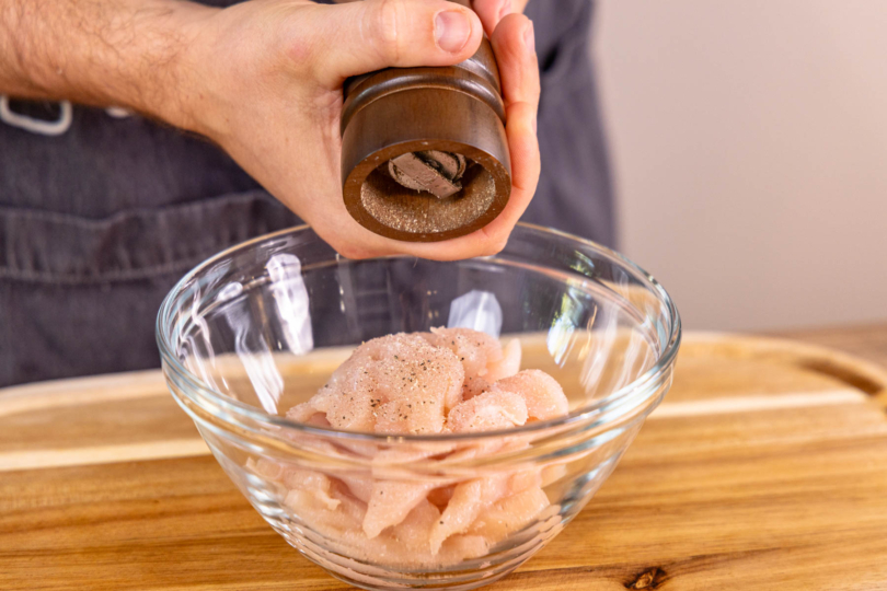 Hähnchen mit Salz & Pfeffer würzen