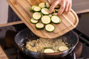 Zucchini dazugeben