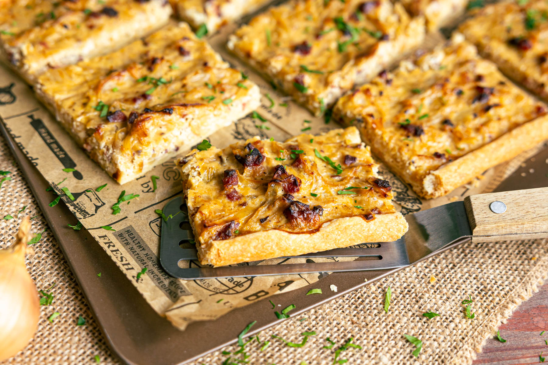 Zwiebelkuchen mit Blätterteig: schnell & einfach Zwiebelkuchen mit Blätterteig: schnell & einfach