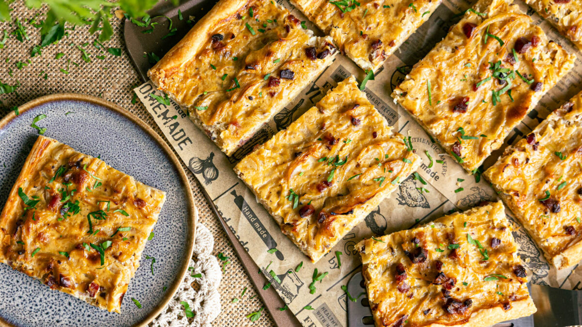 Zwiebelkuchen mit Blätterteig: schnell & einfach