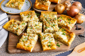 Zwiebelkuchen mit Pizzateig