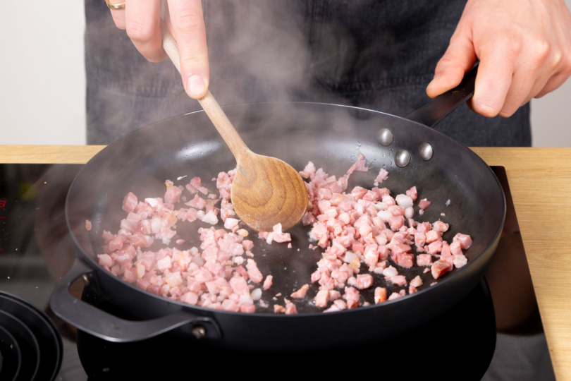 Schinkenwürfel in der Pfanne auslassen.