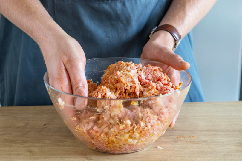 Hackfleisch gut vermengen