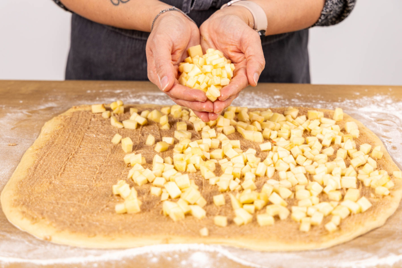 Äpfel auf der Füllung verteilen