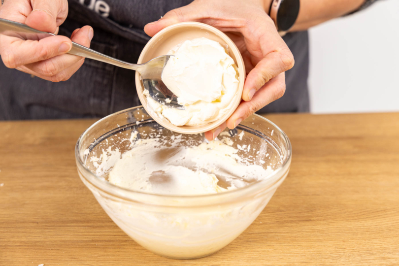 Frischkäse zum Frosting geben