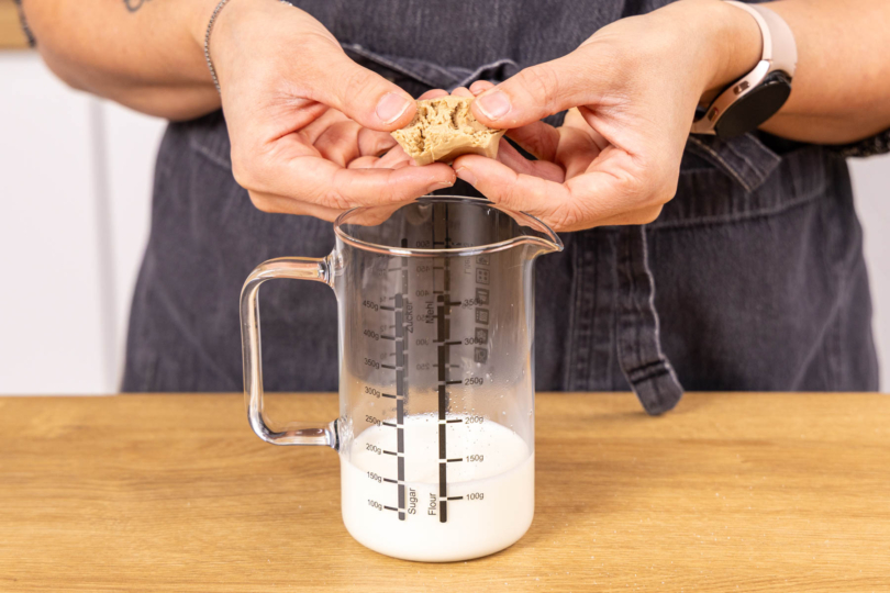 Hefe zur Milch geben