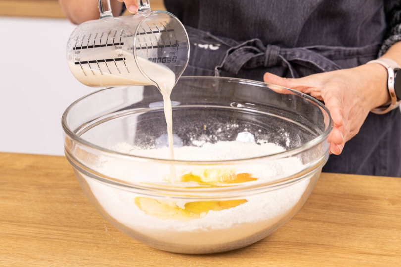 Hefemilch zum mehl in die Schüssel gießen