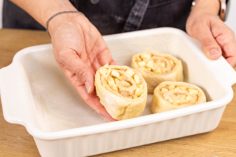 Apfel-Zimtschnecken in die Form schlichten