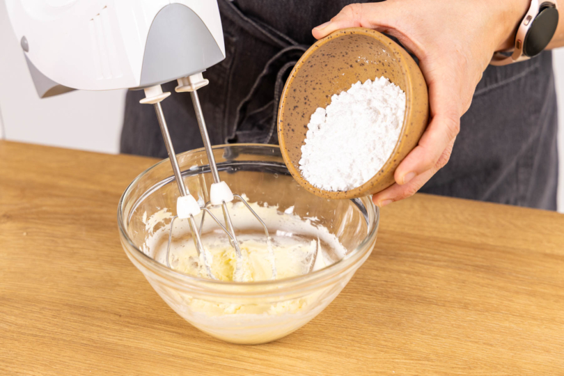 Puderzucker zur Butter geben